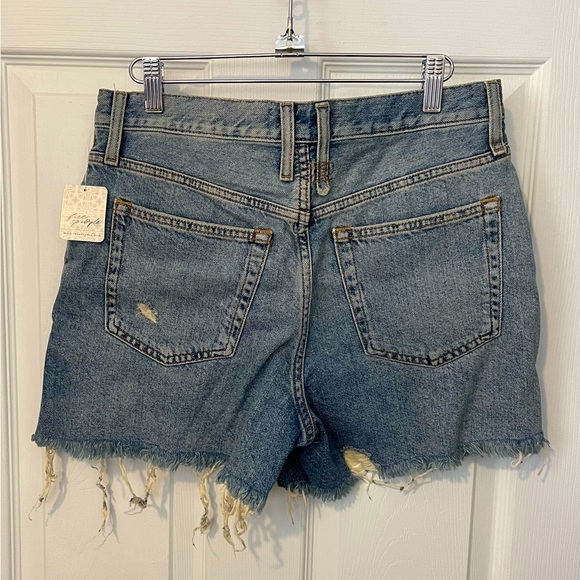 WE THE FREE Distressed Denim Shorts Size 28 - Picture 2 of 3